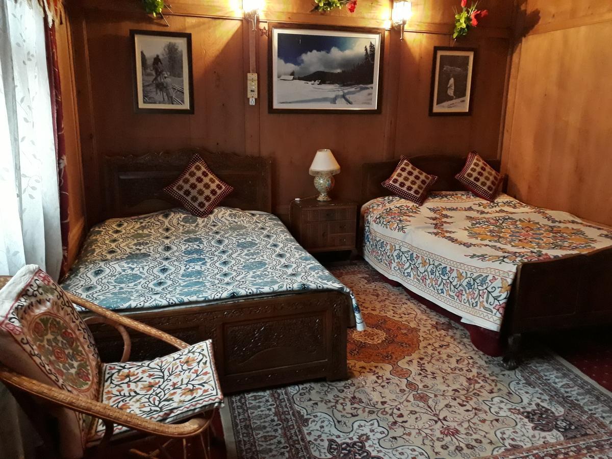 Heritage Geneva House Boat Srinagar  Exterior photo